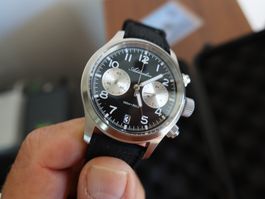 Schwarzer Chronograph mit Uhrwerk von Seiko