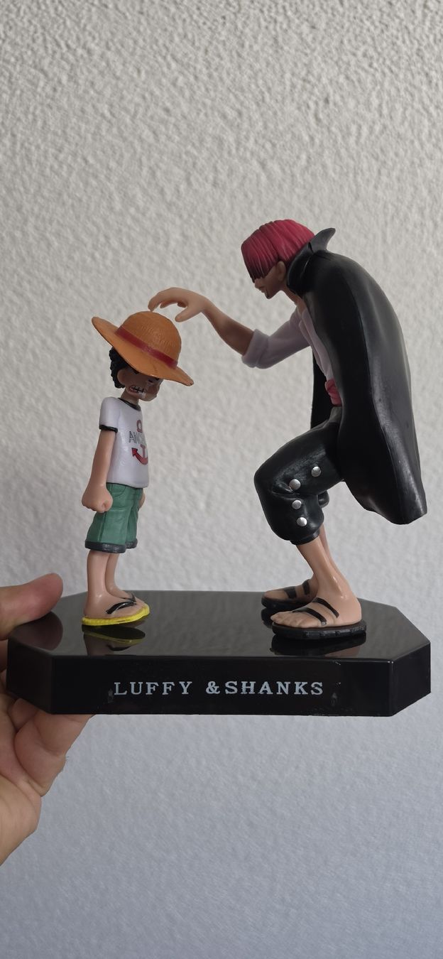 Figurines: Statuetta One Piece Luffy e Shanks base nera buone – Neuf (Voir description) à Willisau par max_k5fl