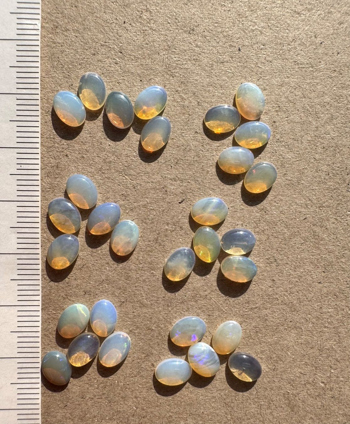 Fossili: 30 Stk  Cabochons Opal echt winzig neu   oval 5x7mm  solid – Nuovo e nell'imballaggio originale da Leuggern venduto da gemshow 4