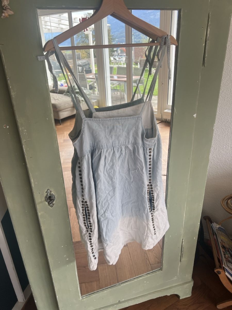 Robes: Robe courte BCBGeneration en jean bleu clair taille US 4 – D'occasion à Walenstadt par Unianrig 1