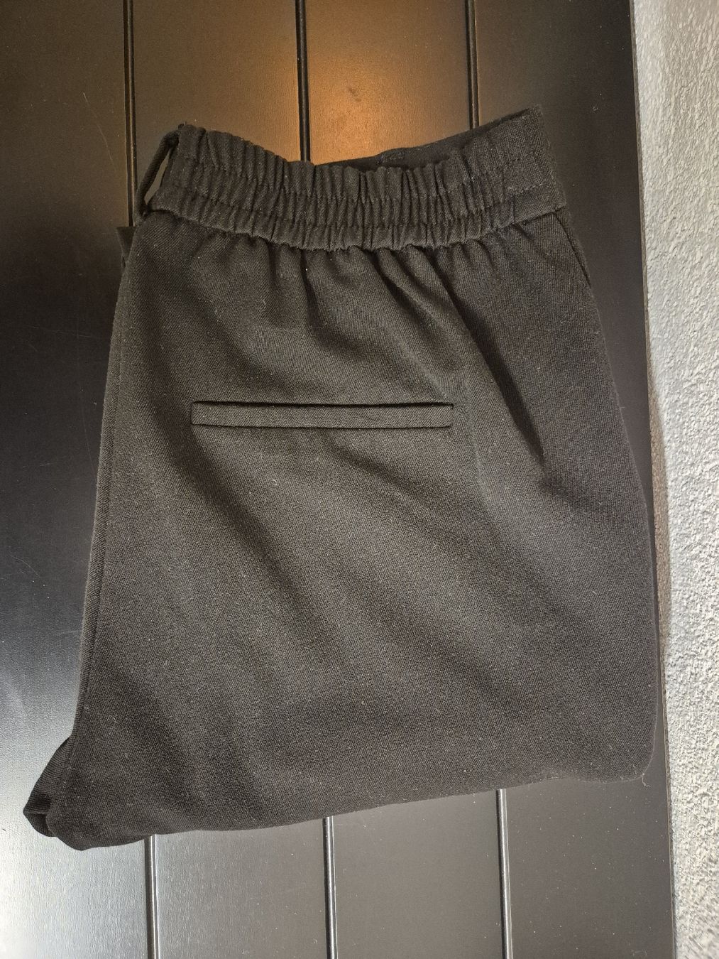 Vero Moda Pantaloni: schöne schwarze Stoffhose Vero Moda – Usato da Kehrsatz venduto da flu_2lhj