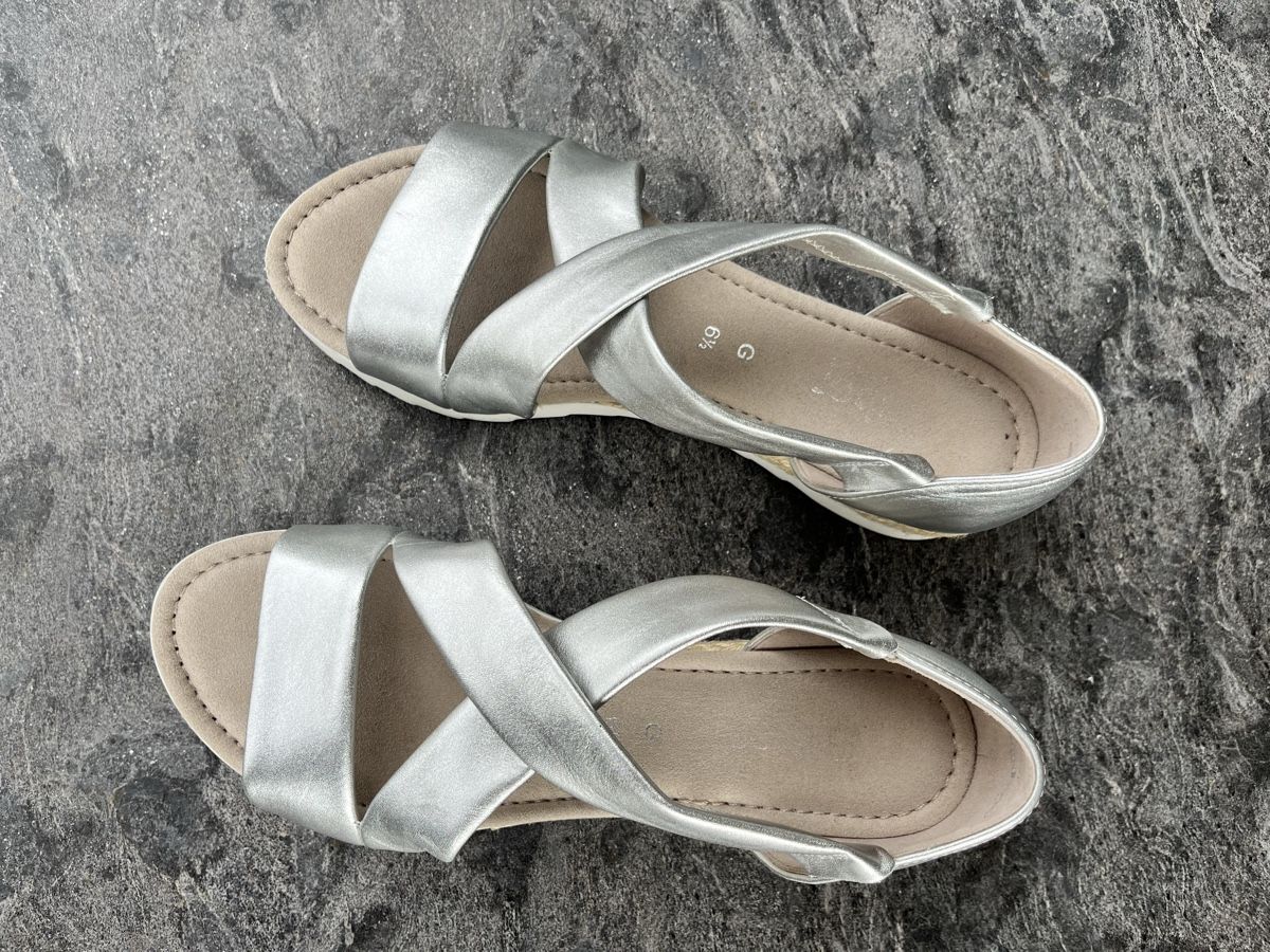 Gabor Scarpe da donna: Sandalen Gabor Silber Grösse 6.5 – Nuovo (secondo la descrizione) da Eglisau venduto da regulmei 2
