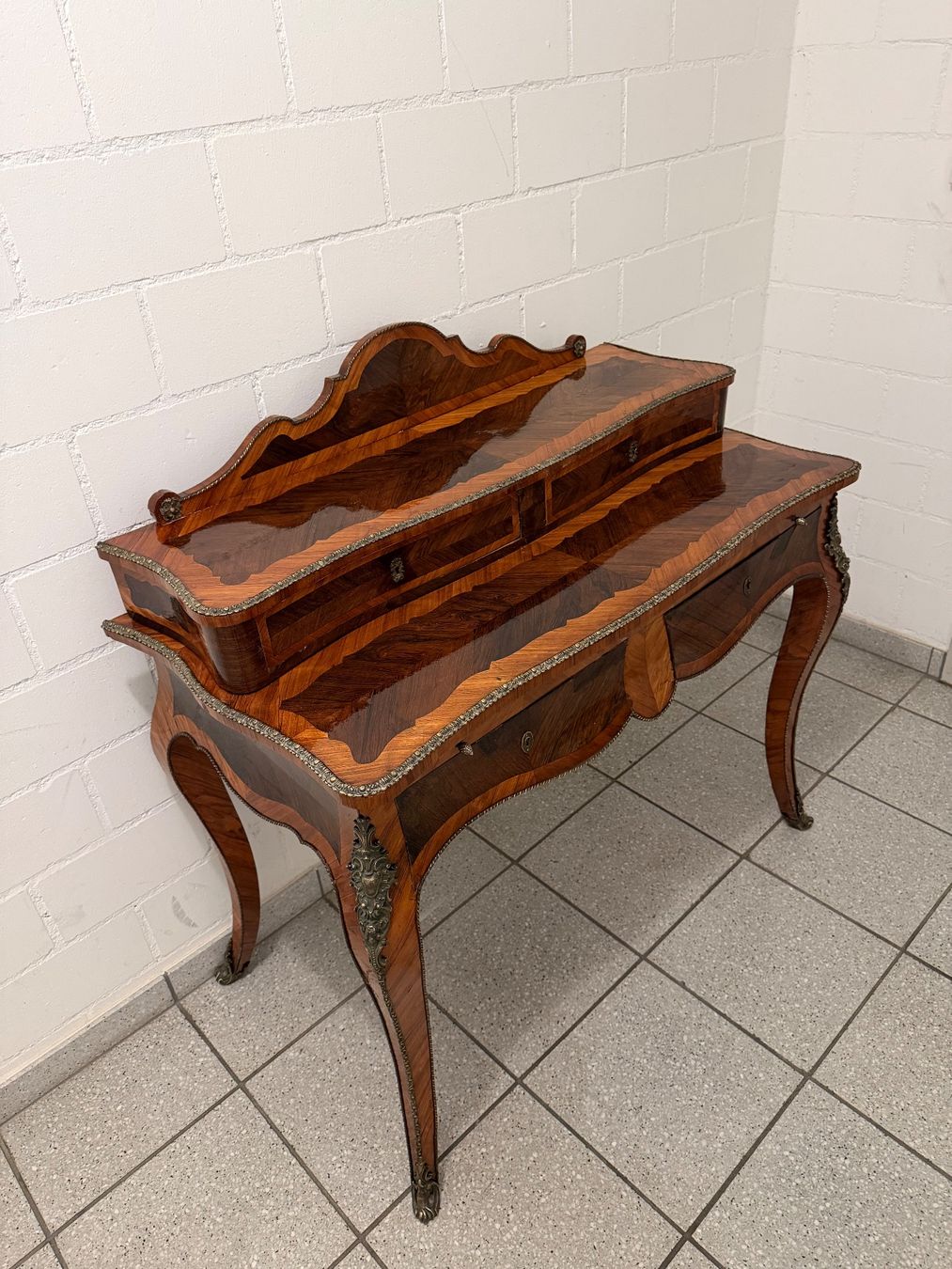 Scrivanie: Abgestufter Schreibtisch, 19. Jh. – Usato da Aarburg venduto da Nikys-Woods 5