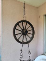 Altes Wagenrad mit Kette und Haken Dekoration