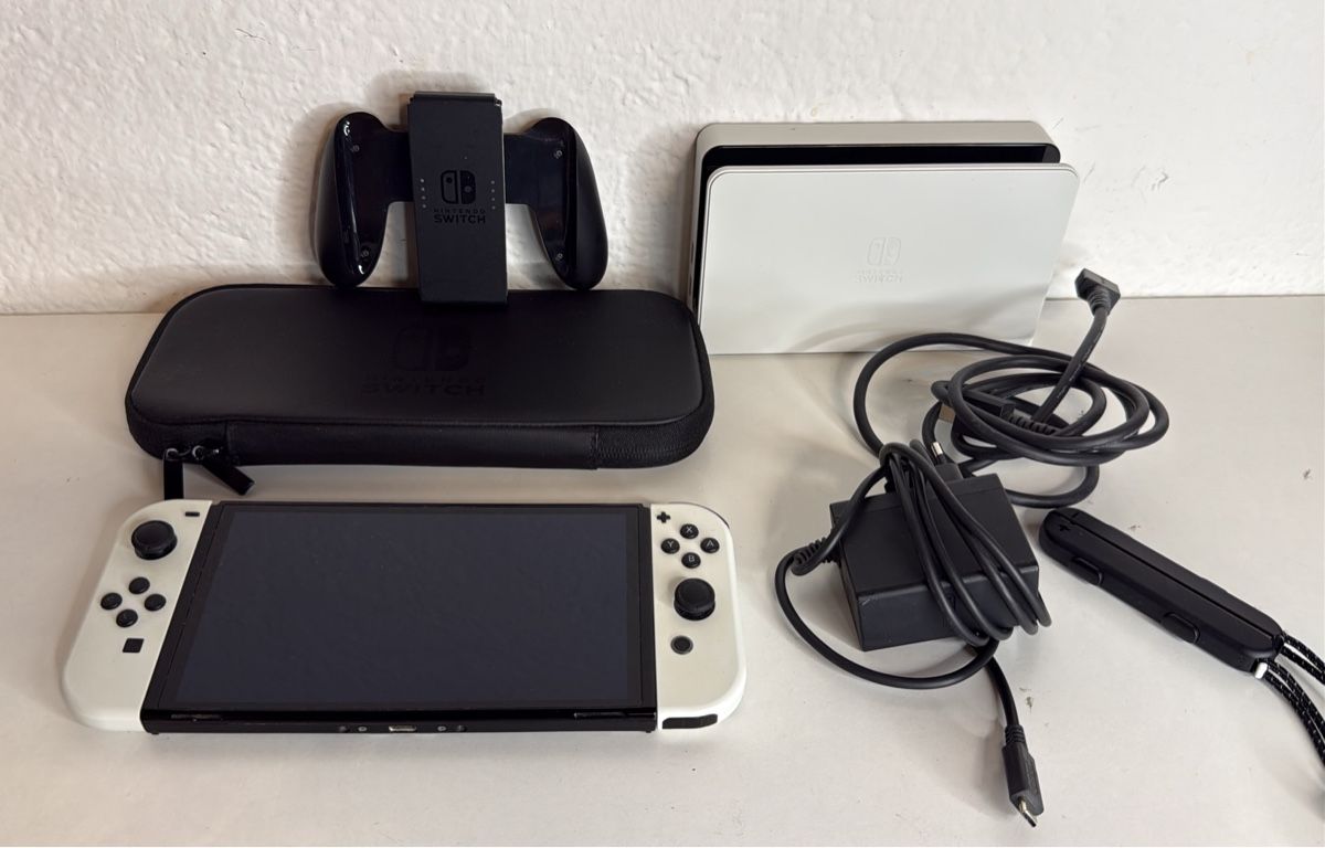 Nintendo Console: Nintendo Switch OLED White Console Set - excellent condition – Usato da Ehrendingen venduto da bubulence 1