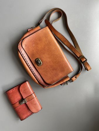 Umhängetasche und Portemonnaie aus Leder