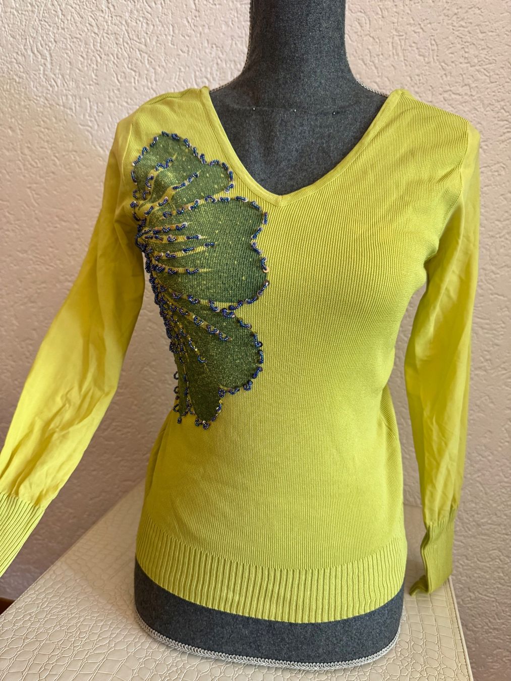 Pullover & Sweatshirts: V-Ausschnitt Strickpullover in Zitronengrün Perlen-Blumen S – Gebraucht aus Frenkendorf von Style365