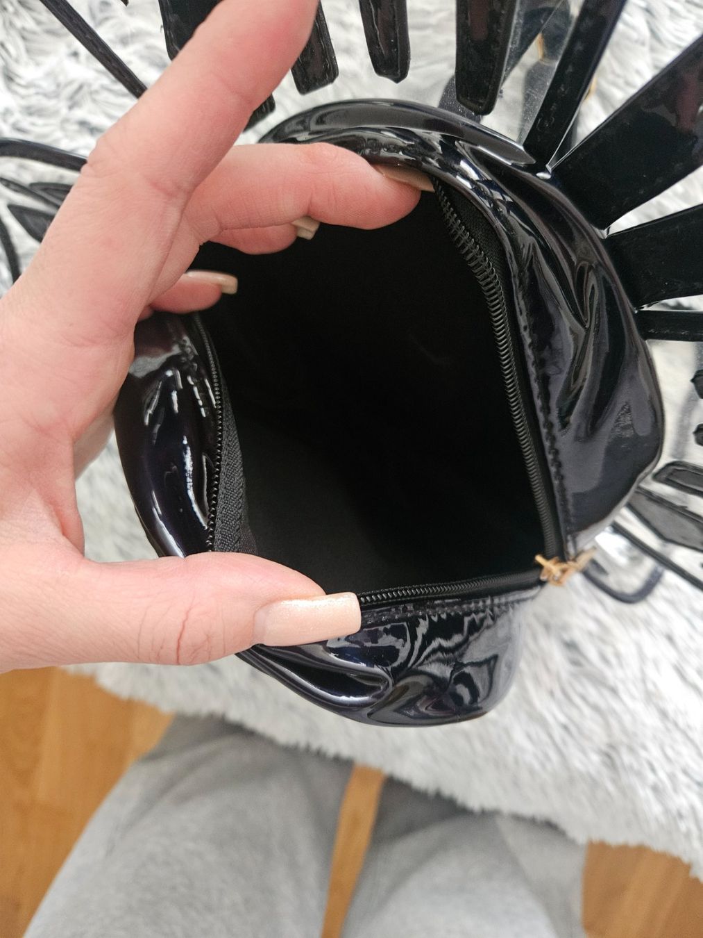 Borse & Zaini: Mini sac à dos papillon noir verni, neuf – Nuovo (secondo la descrizione) da Morges venduto da Mlle_Croft_91 2