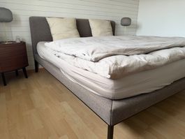 Interio Bett 180x200 inkl. Sitzbank, Nachttische und Lampen