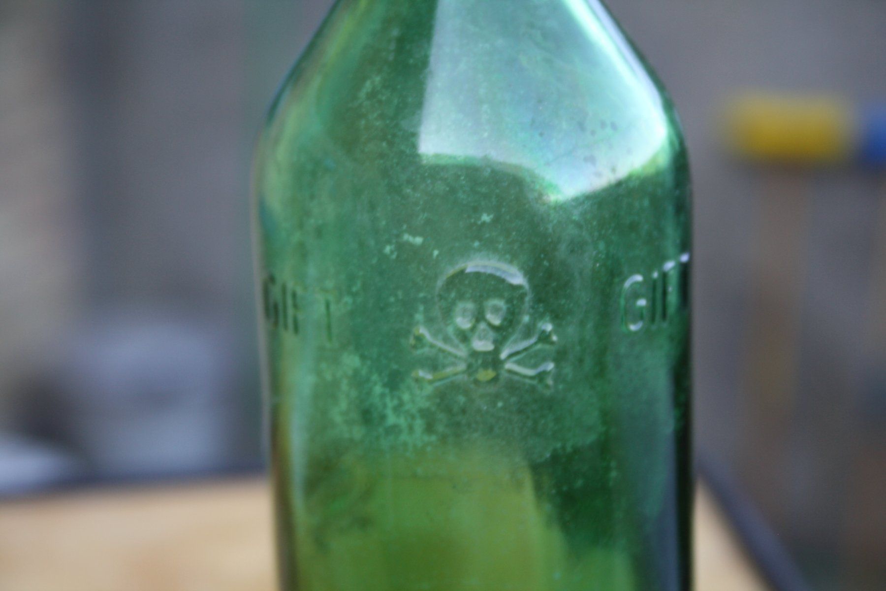 Bottiglie: GIFTFLASCHE VINTAGE TOTENKOPF FLASCHE – Usato da Wauwil venduto da Pneuedy 2