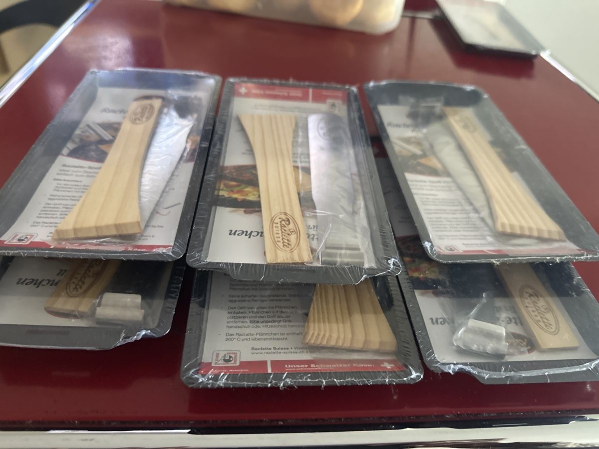 Elettrodomestici da cucina: Raclette Pfännchen mit Holzgriff neu – Nuovo e nell'imballaggio originale da Belp venduto da M.X 1