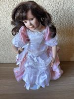 Porzellanpuppe im Rokoko-Stil, weisses Kleid mit Rosa Deko