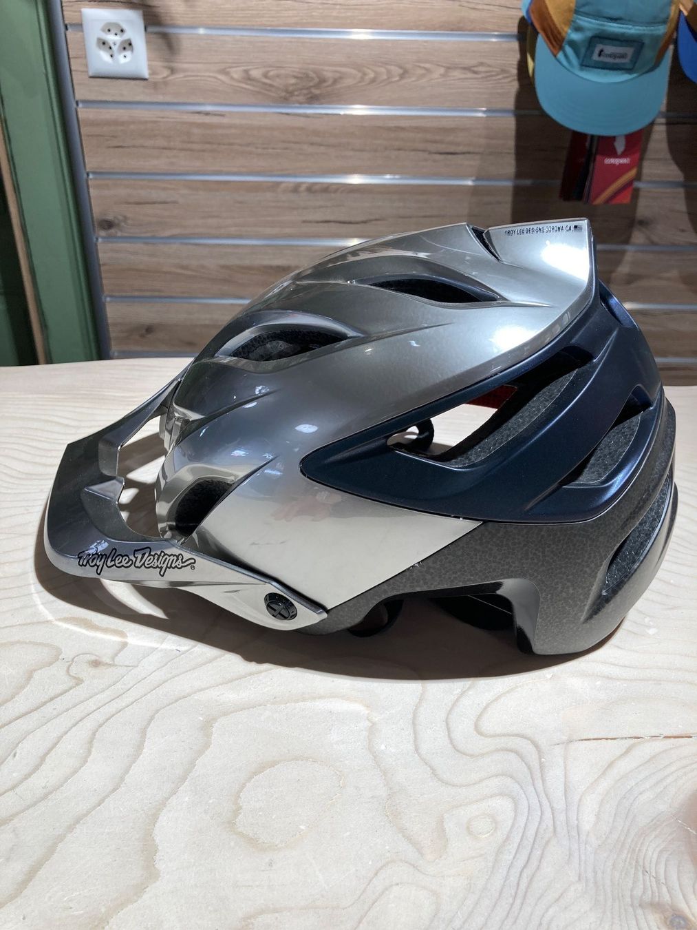 Troy Lee Caschi: Troy Lee A3 Mips Helm Uno Silver/Electro, XS/S – Nuovo (secondo la descrizione) da Lauterbrunnen venduto da Imboden-Bike 1