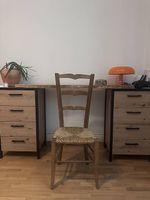 Rustikaler Holzstuhl mit Geflechtsitz