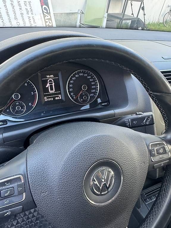 Automobili: VW TOURAN 7 PLATZ ab MFK  – Usato da Chur venduto da Cardinal1 7