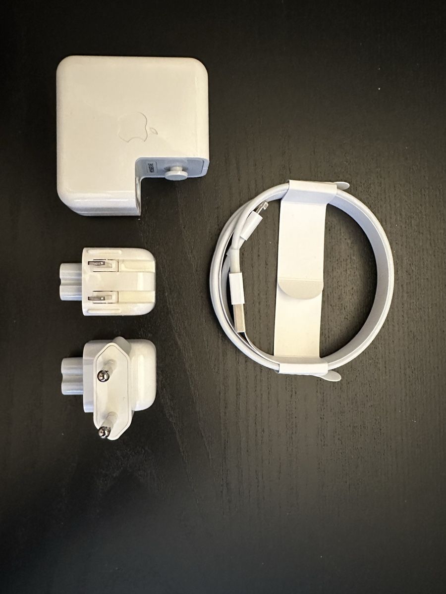 Apple Laufwerke & Adapter: Apple Charger - Genuine Power Adapter with EU & US Plug! – Neu (gemäss Beschreibung) aus Thalwil von Ven.Mic 1
