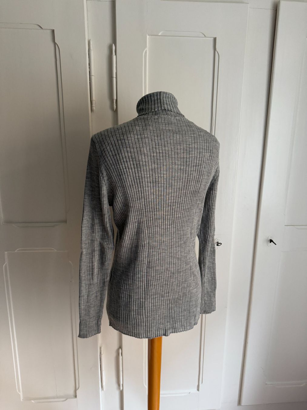Uniqlo Maglioni & Felpe: UNIQLO - Rollkragenpullover hellgrau gerippt L – Usato da Zürich venduto da Diazaio 2