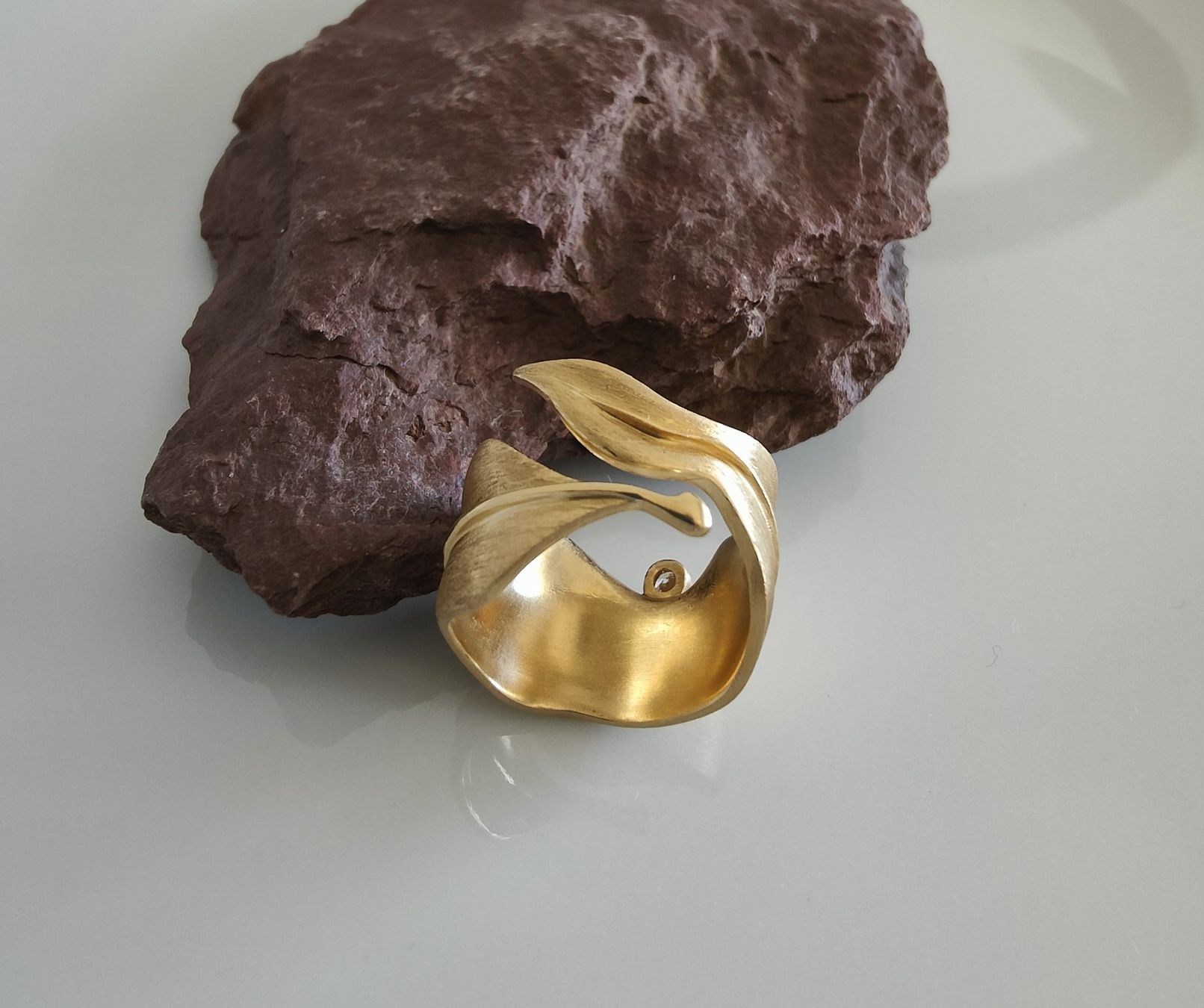 Anelli: Ring in Form eines Blattes, mit Brilliant als Tautropfen – Nuovo e nell'imballaggio originale da Rümlang venduto da 21f 5
