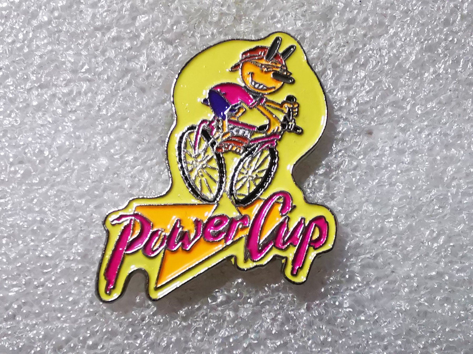Placchette & Badge: Ansteckpin 54: Power Cup – Usato da Oppligen venduto da Pin-Fall-Shop
