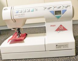 Pfaff Tiptronic 6270 IDT System, mit ca.100 Nähgarnspulen