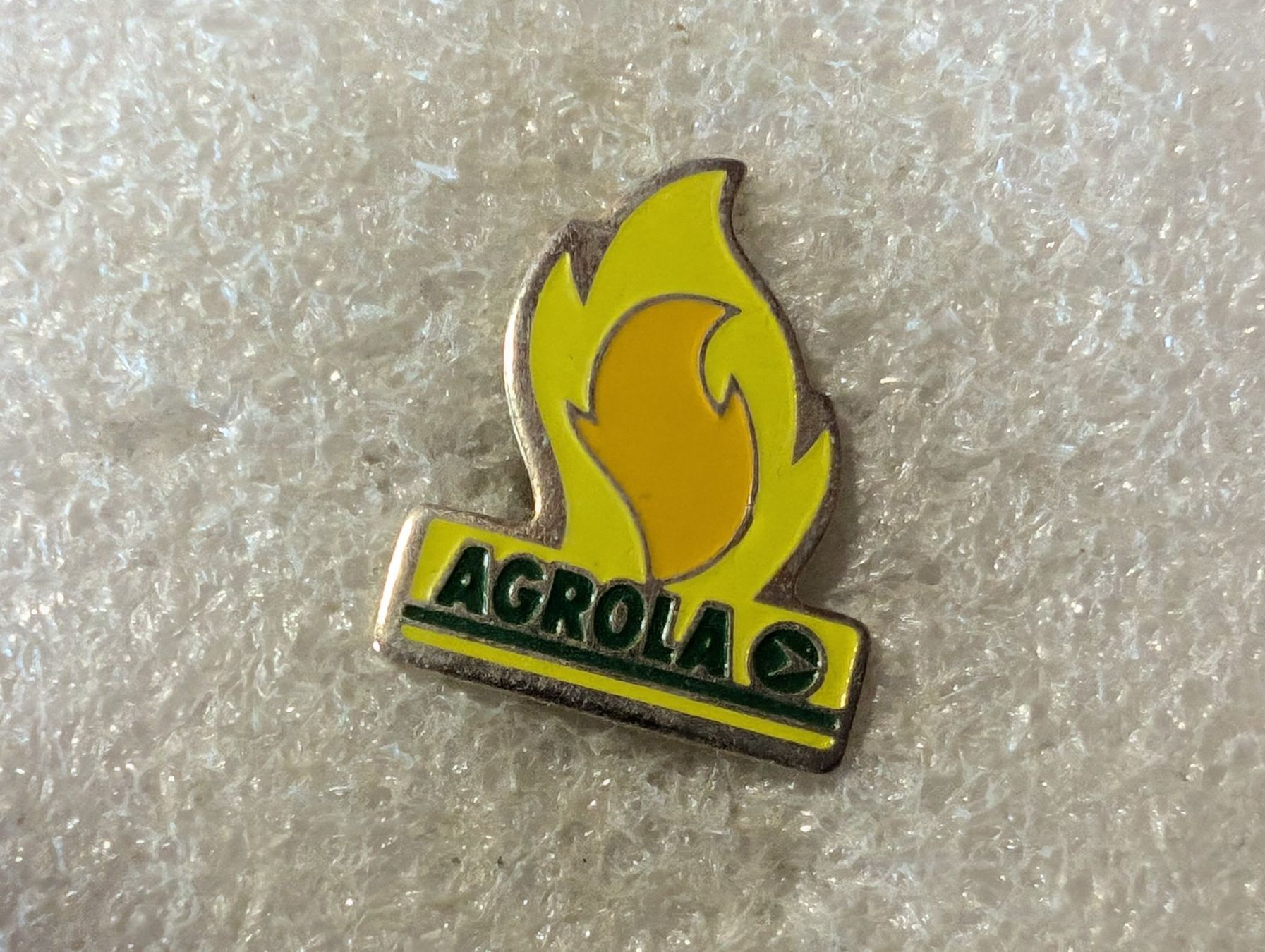 Plaketten & Abzeichen: Ansteckpin 156: Agrola – Gebraucht aus Oppligen von Pin-Fall-Shop