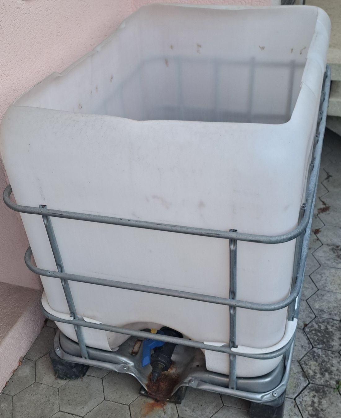 Tränken & Tröge: IBC Container 600L weiss mit Metallkorb – Gebraucht aus Rickenbach Sulz von marco16V