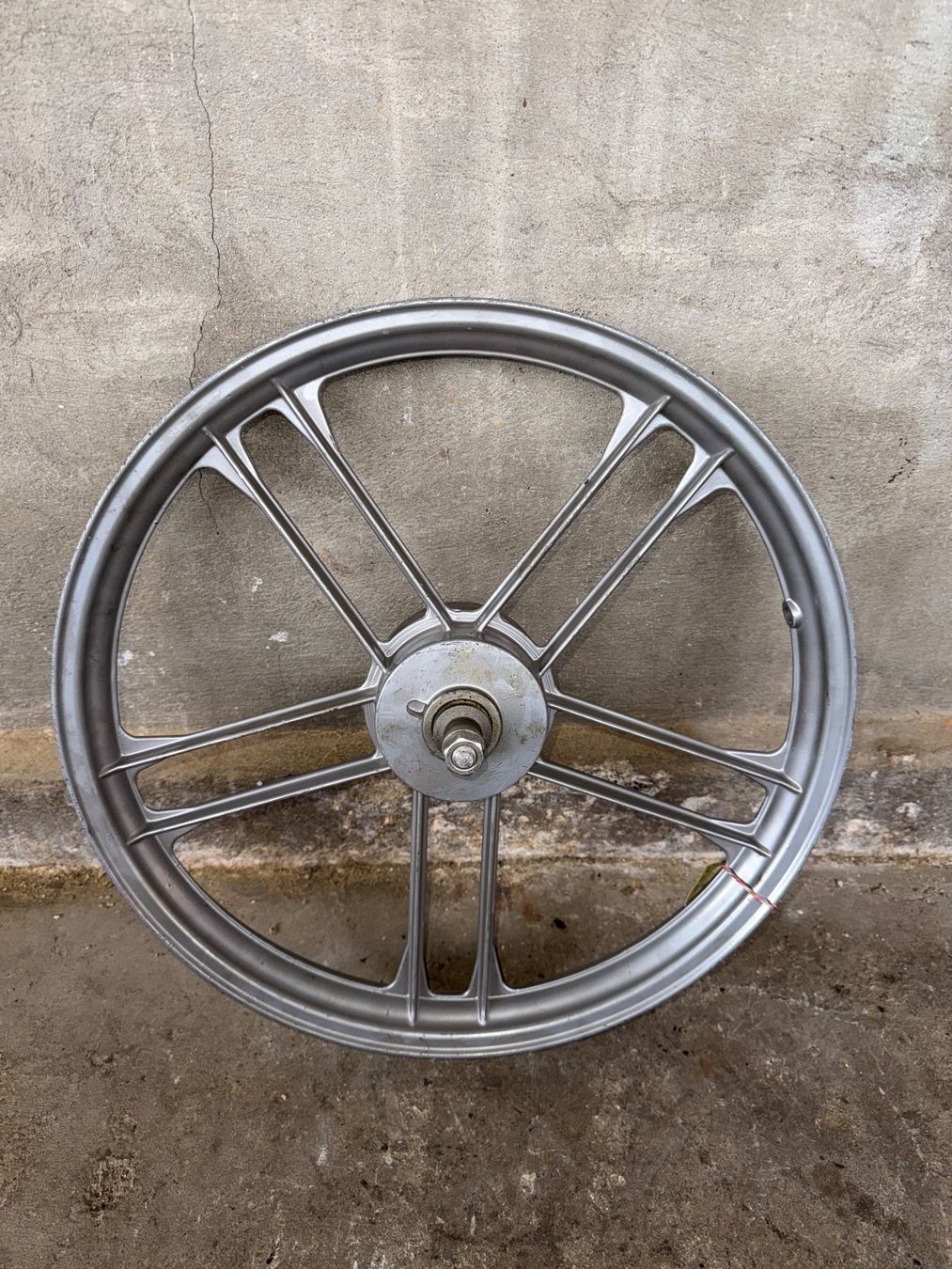 Fantic Parti ricambio per ciclomotori: Fantic Issimo Gussfelgen Vorderrad 16 Zoll – Usato da Fahrni b. Thun venduto da berger_tuning34 3