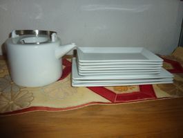 lot d'assiettes et théière