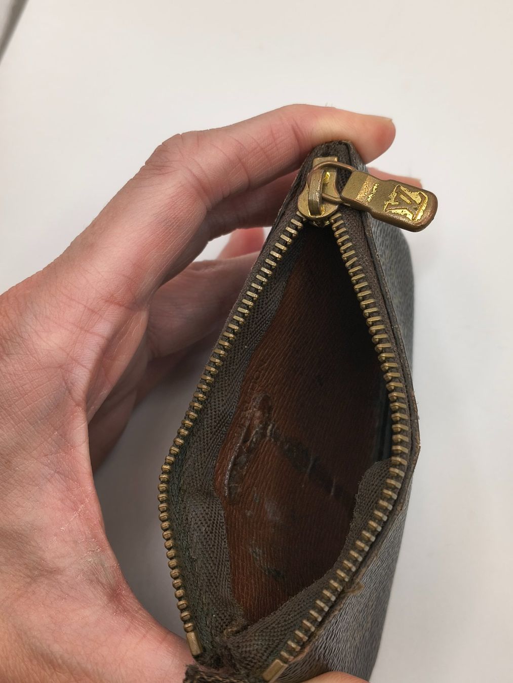 Louis Vuitton Portafogli: Louis Vuitton Monogram Zip Pouch - Heavily Worn – Difettoso da Villars-sur-Ollon venduto da VicJ 5
