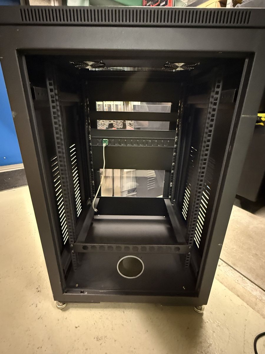 Supporti a parete: 19“Rack mit Glastüre 17HE – Usato da Zofingen venduto da Freewilli78 2