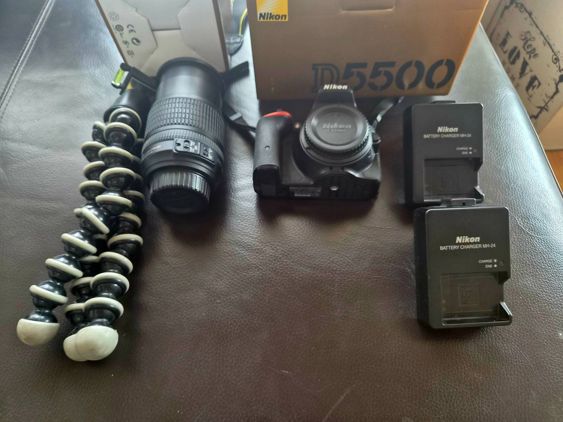 Nikon Fotocamera: Nikon D5500 mit 18-105mm VR Objektiv & GorillaPod – Usato da Dübendorf venduto da RoboAnd 1