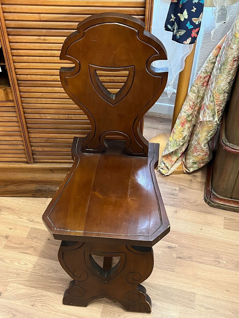 Chaises: Antiker Holzstuhl /Stabelle – D'occasion à Stetten AG par Brissago25