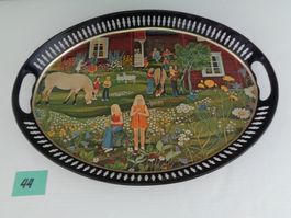 Grosses ovales Serviertablett mit Bauernmotiv aus Metall