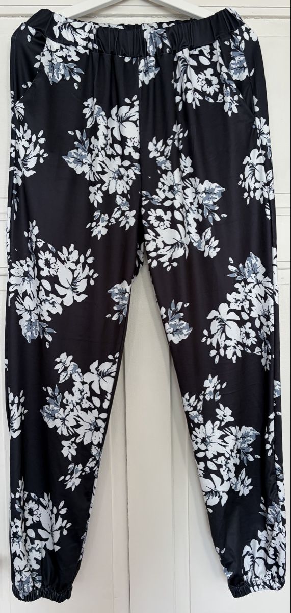 Pantaloni: Schwarze Sommerhose mit Blumenmuster – Nuovo e nell'imballaggio originale da St. Gallen venduto da sas_gd8m 2