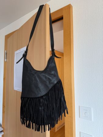 Schwarze Globus Ledertasche mit Fransen