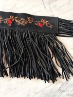 Ledergürtel schwarz mit Stickerei und Fransen
