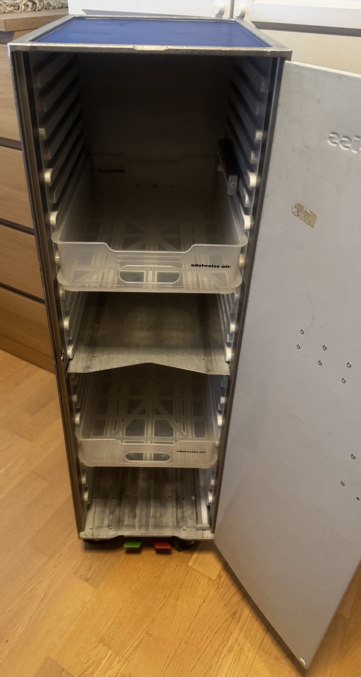 Autres aviation: Original Edelweiss Airline Trolley – D'occasion à Winterthur par Rwa 2