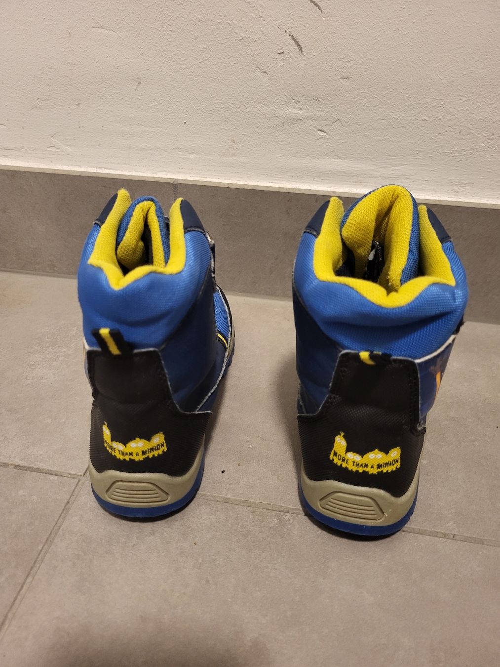 Schuhe für Jungen: Winterstiefel mit Minions Motiv, Gr.28 – Gebraucht aus Biel/Bienne von Aare5 1