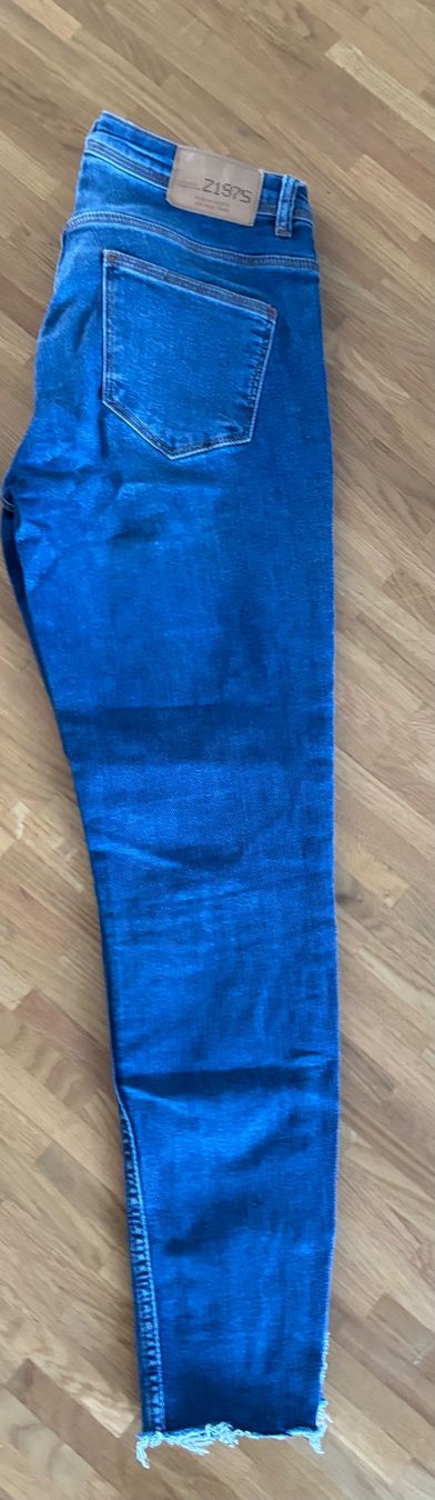 Zara Jeans: Jean Zara Z1975 Basic Denim, taille 36 – Usato da Perly venduto da Flemprod01 1