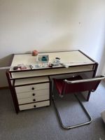 Pult mit Korpus uns Stuhl