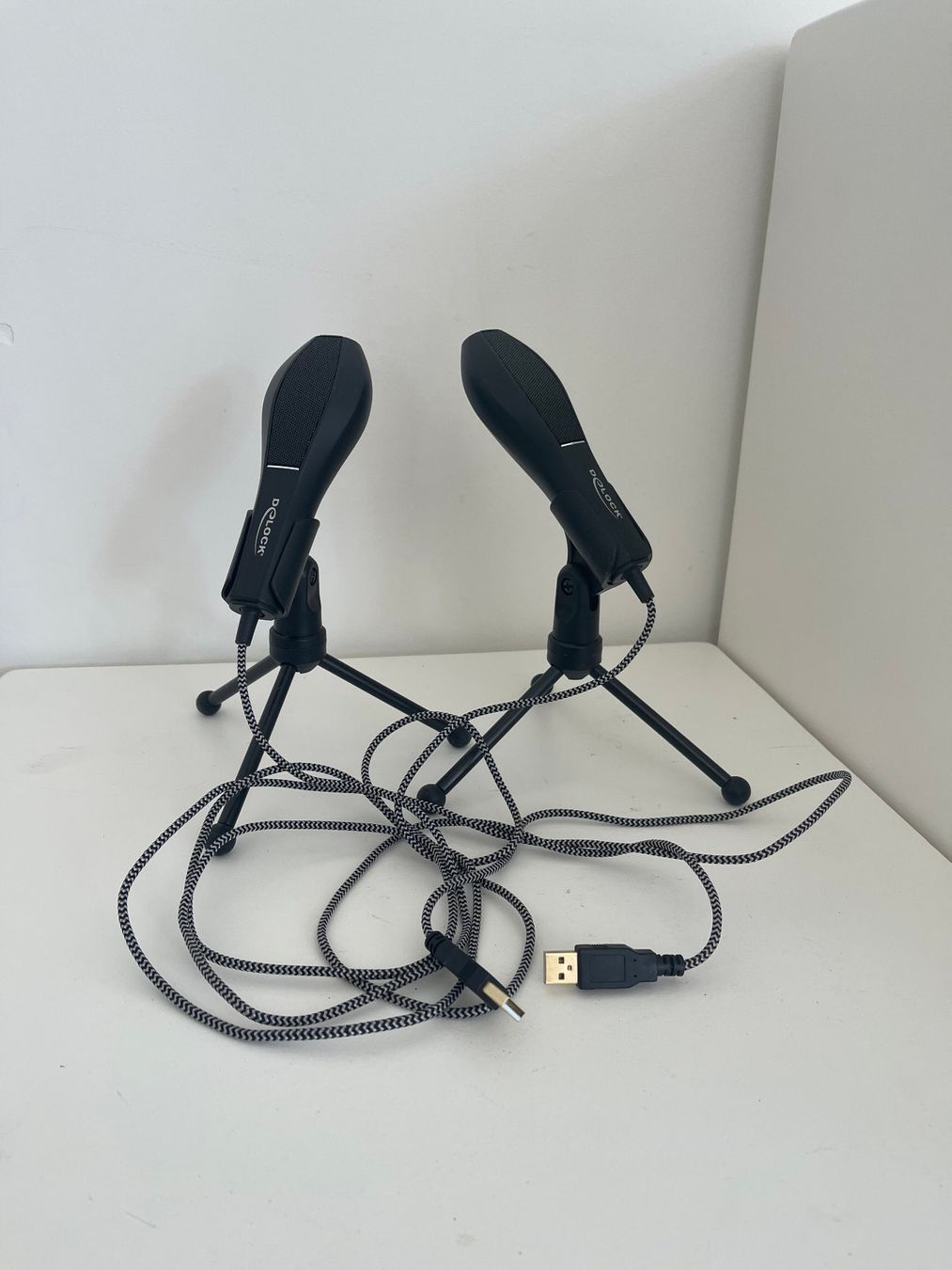 Mikrofone: 2 Delock-USB-Mikrofone mit Tischhalterung – Gebraucht aus Basel von MatthiDo