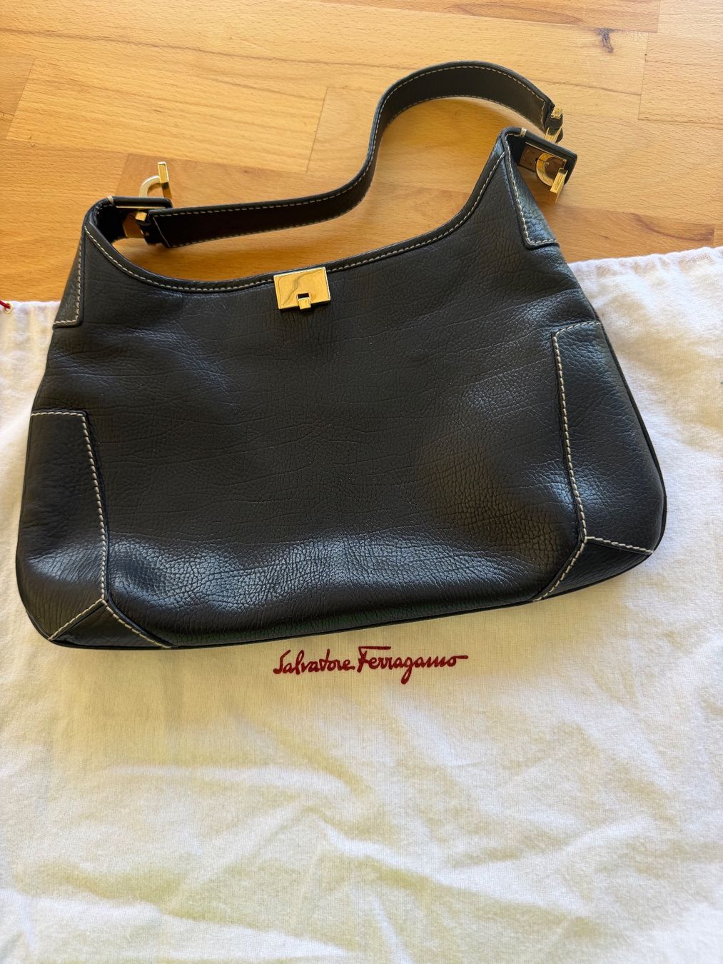 Salvatore Ferragamo Borse da donna: Salvatore Ferragamo Schultertasche – Usato da Lachen SZ venduto da Mavi8808 3