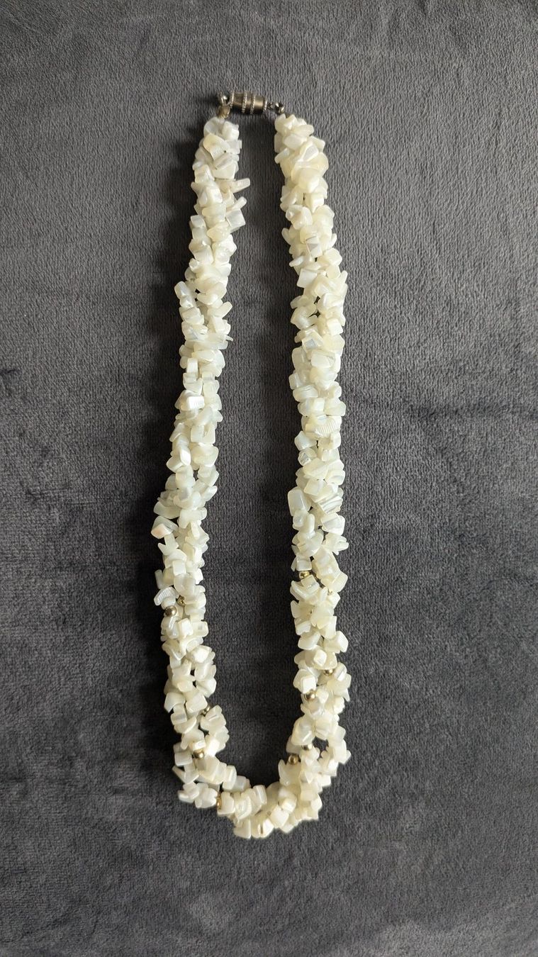 Catenine: Edle Kette mit weisslichen Steinen – Usato da Basel venduto da Shikari
