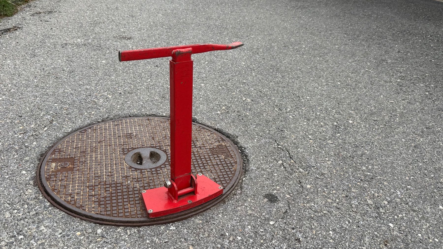 Tutti gli attrezzi: Schachtdeckelheber magnetisch – Usato da Leuk Stadt venduto da Kami10 1