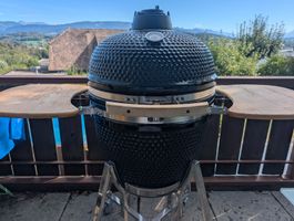 Barbecue Kamado en céramique noir avec tablettes bois
