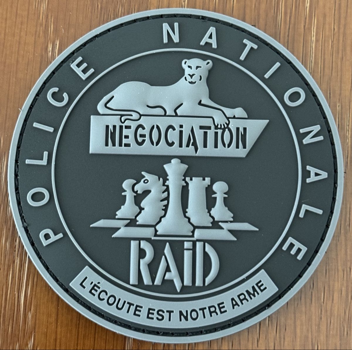Plaquettes & Badges: Badge - RAID NÉGOCIATION – Neuf avec emballage d'origine à Genève par CollectorComp