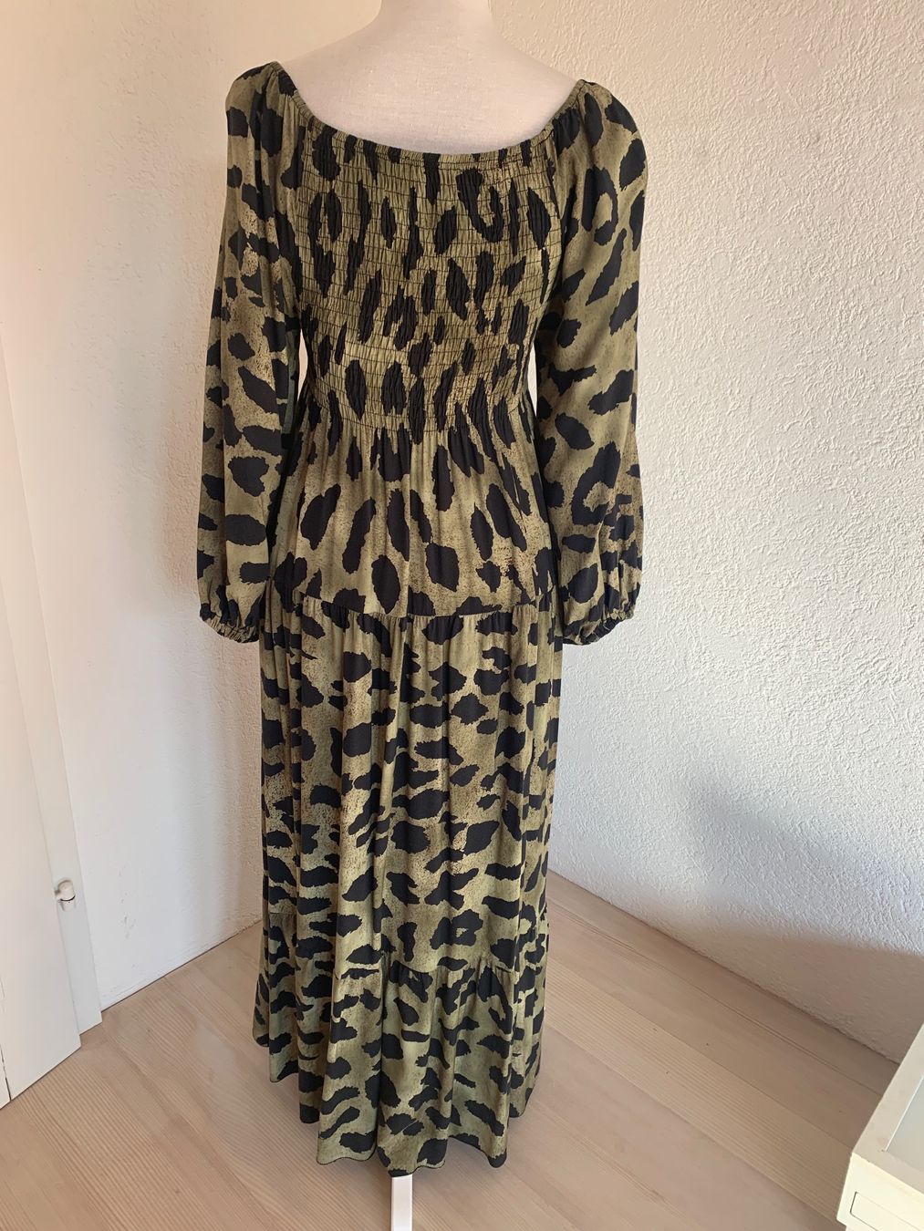 Kleider: Kleid mit Volant  grün/schwarz gemustert – Gebraucht aus Hölstein von dia_7d6n 1