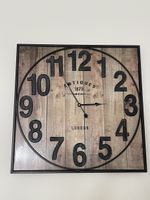 Antike Wanduhr mit Holzoptik