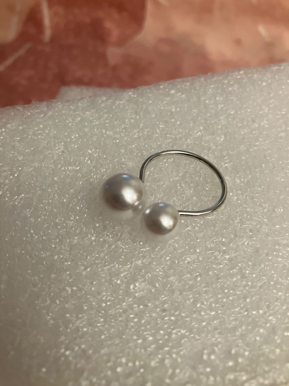 Anelli: silberfarbener Ring mit grosser und kleiner Imitationsperle – Nuovo (secondo la descrizione) da Affoltern am Albis venduto da Dlotti