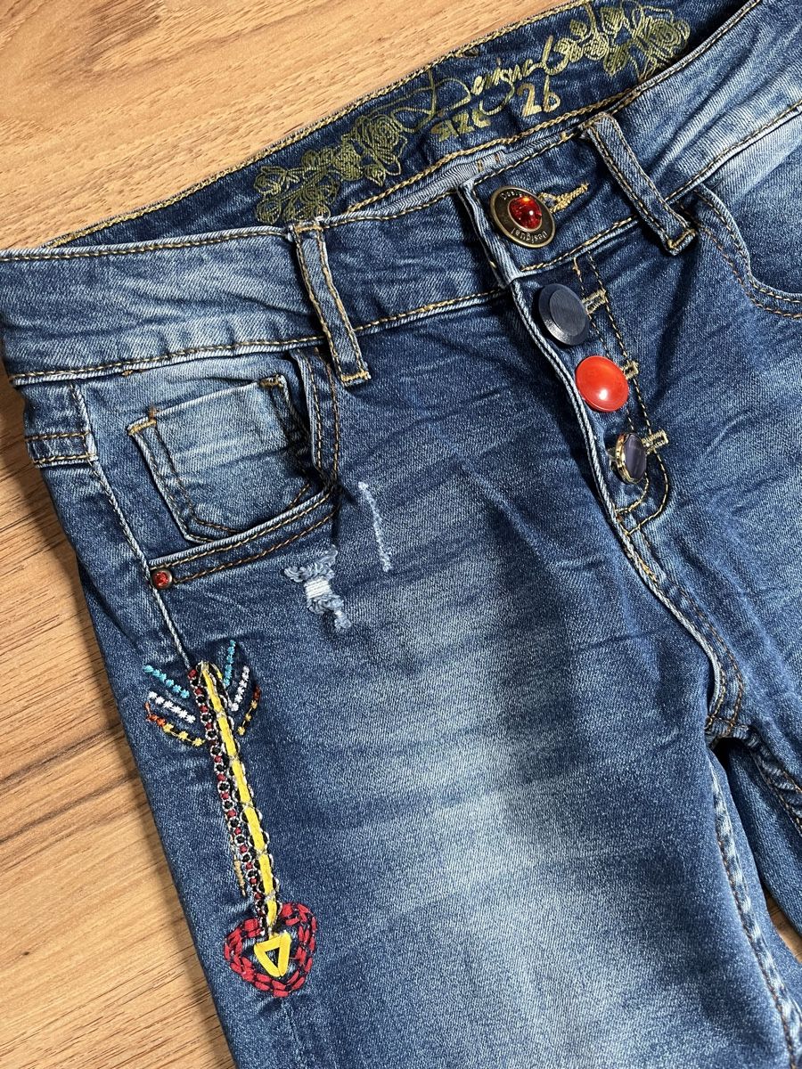 Desigual Jeans: Jeans DESIGUAL mit Einnähern und Stickerei – Nuovo (secondo la descrizione) da Oberbüren venduto da len_5q92 3